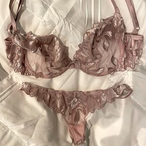 Fleur du Mal lingerie set in velvet mauve